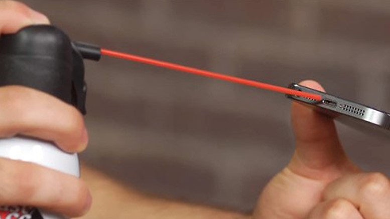 cach-ve-sinh-loa-dien-thoai-iphone-5