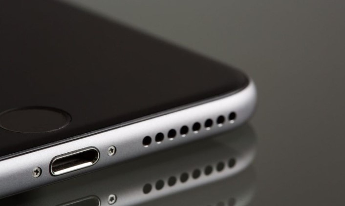 cach-ve-sinh-loa-dien-thoai-iphone-6